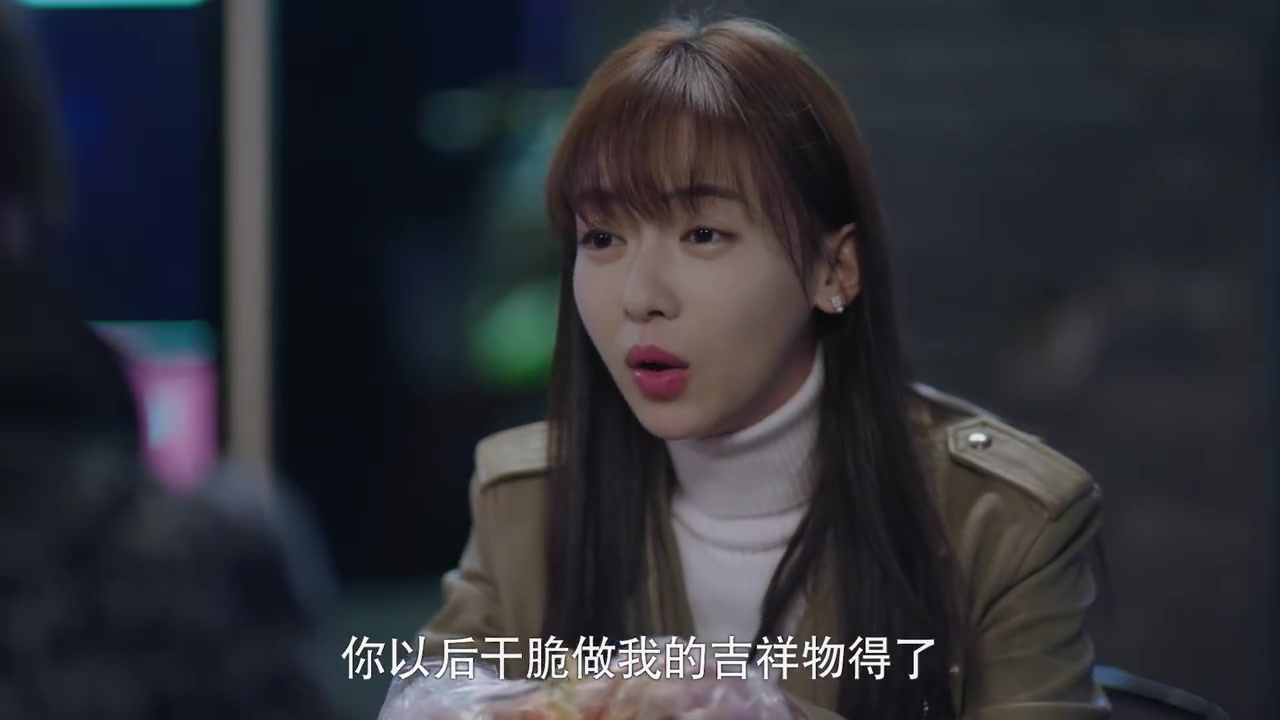 【青春正好】#正青春# 章小鱼@吴谨言 又跟小龙虾代言人但丁@洪尧 一起愉快地吃吃吃了!偶