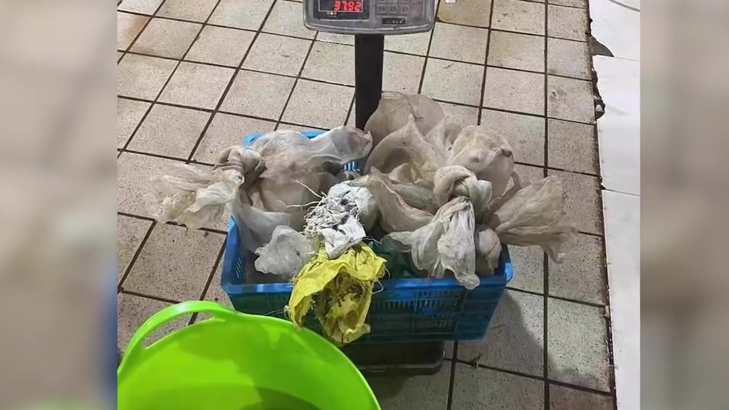 【律师谈市场卖活猫现场宰杀:没有法律规定不能吃 但民众情感上难以接受[哼]】1月31日,湖