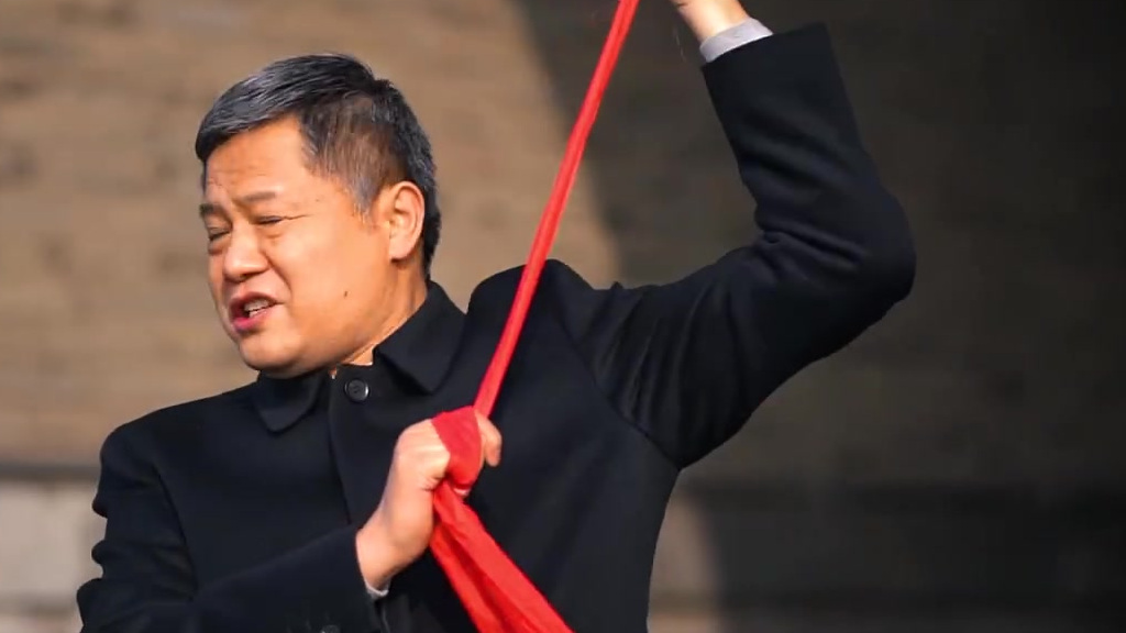 【小年到,寿县古城门挂巨幅春联】2月4日上午,伴随着热烈的掌声,崭新的巨幅春联在寿县四座古