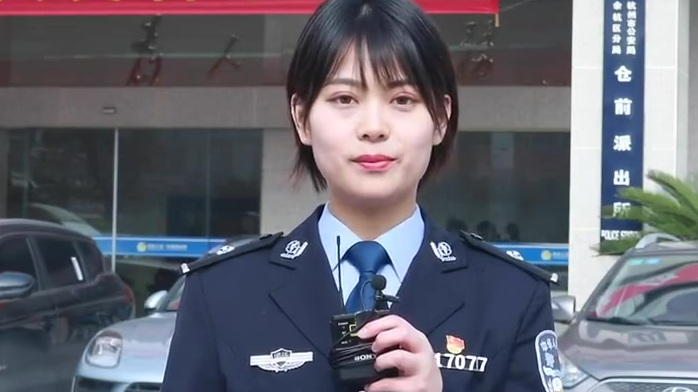 #平安校园#【在菜场上了一课!菜市场摊主科普反诈知识】近日,杭州一菜市场内的新奇标语吸引了