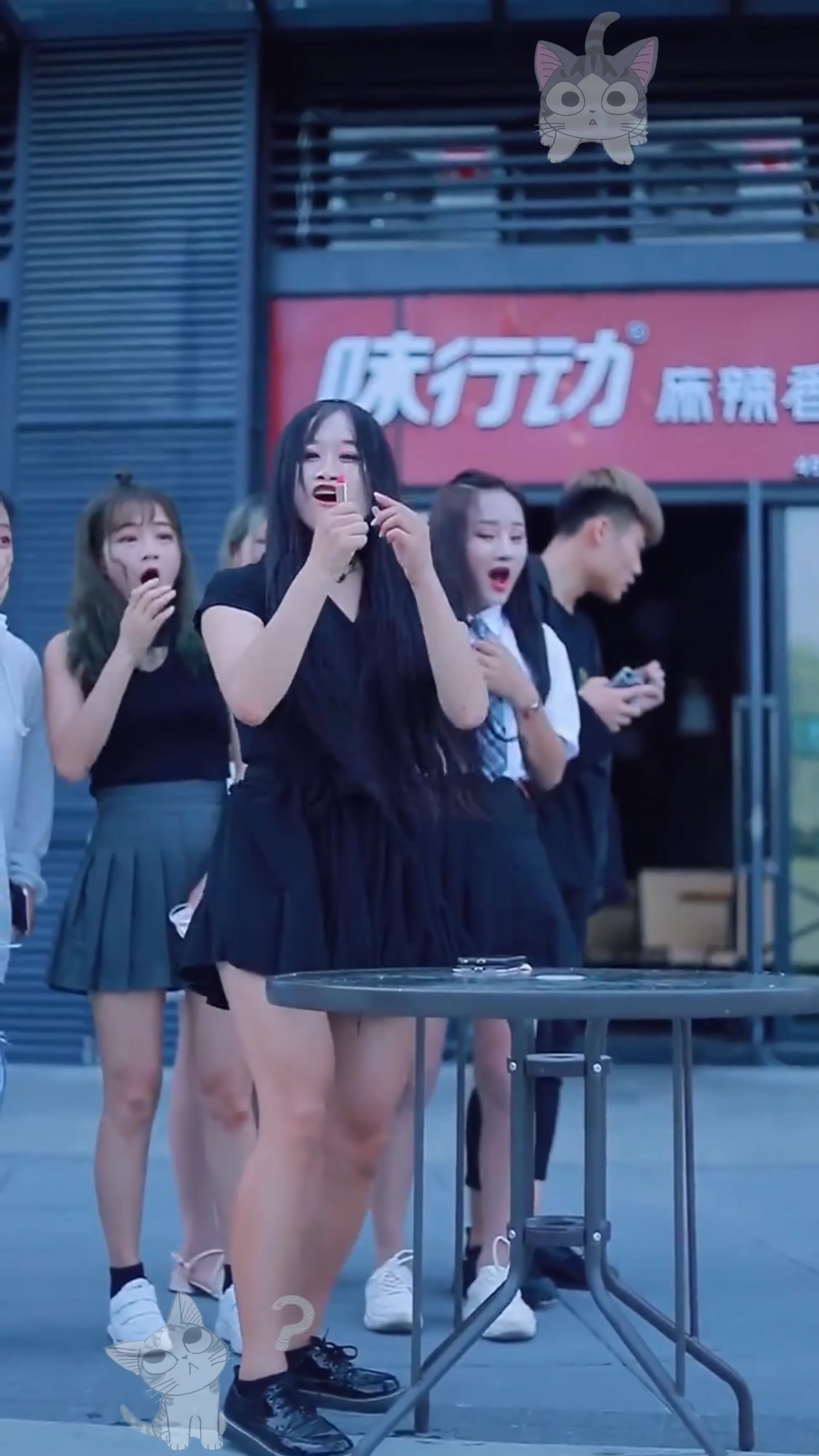 掰手腕大赛,没想到一支口红让美女力量爆棚,瞬间秒杀帅小伙