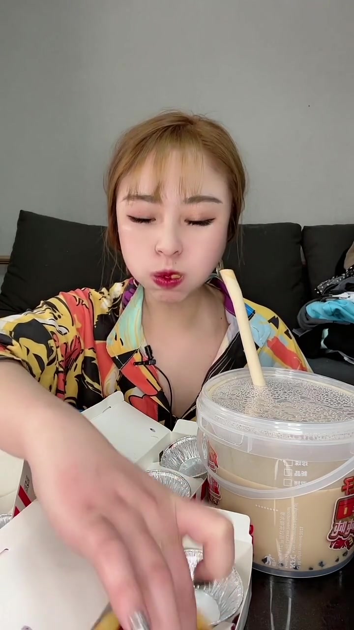 白富美小姐姐下午茶开始了,肯德基新品和奶茶,看她吃饭真有食欲