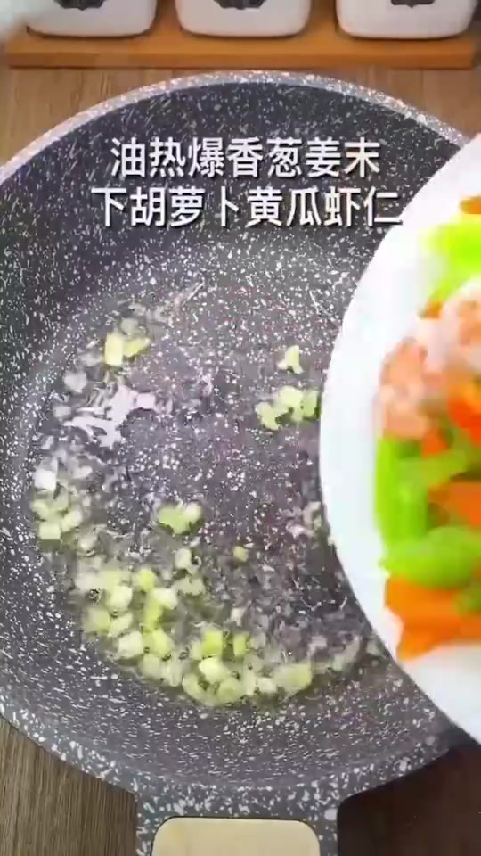 清炒虾仁,大人小孩都爱吃,健康又美味!
