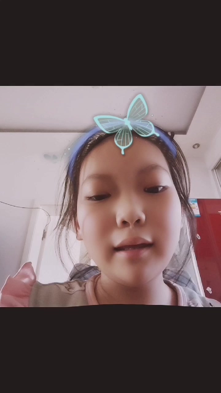 草莓和奶茶,一起找到了,我去年来厂的两张ing壁纸