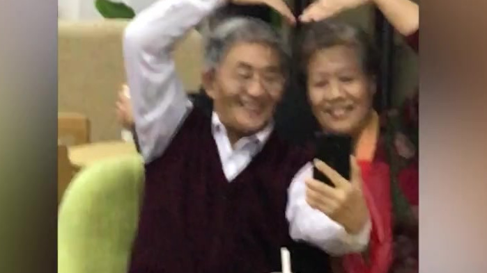 【七旬老人穿情侣衫喝奶茶庆祝金婚:最浪漫的事就是和你一起慢慢变老】近日,某茶饮店员工在店内