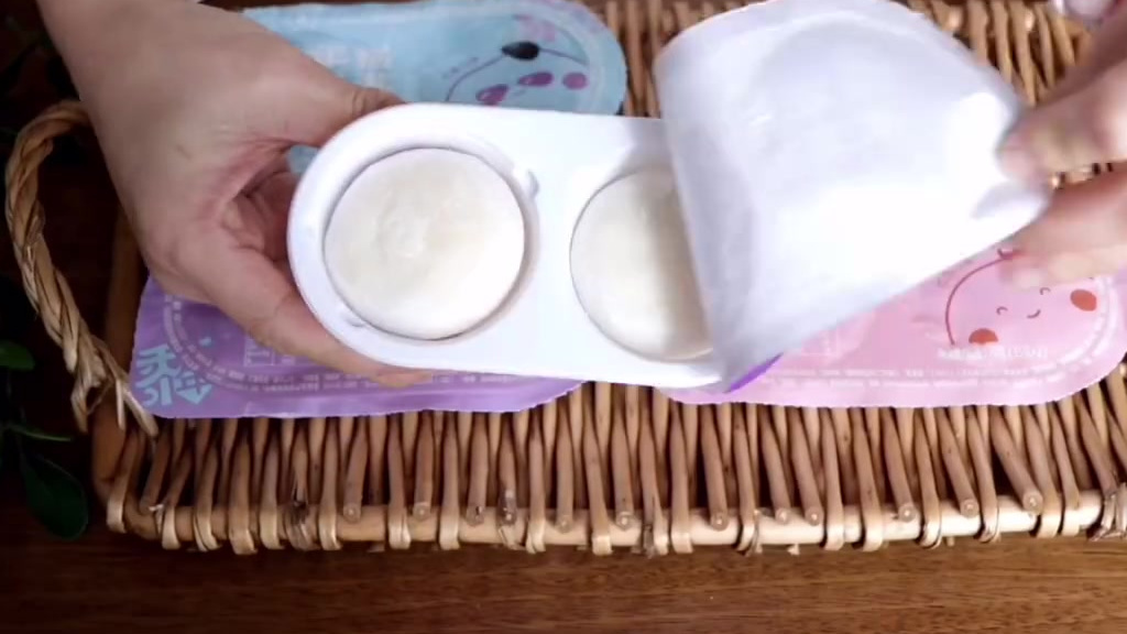 【新年必备!来点不一样的雪年糕778】软糯拉丝的雪年糕,裹上巧克力坚果脆皮,再加上满口爆浆