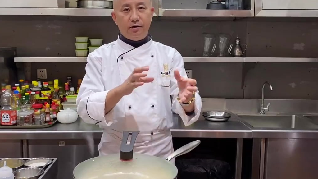 【中国烹饪大师教你做又暖又鲜的鱼头汤!寓意年年有“鱼”,鸿运当“头”】中国人的年夜饭,可能