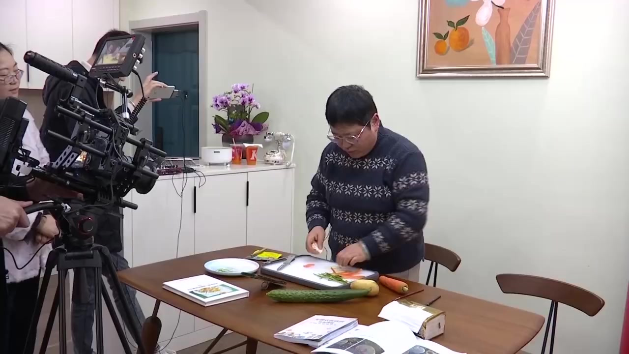 【#妈妈坚持4年为孩子做诗词早餐#】在江苏常州,一位母亲坚持四年每天早上4点半起床为孩子做