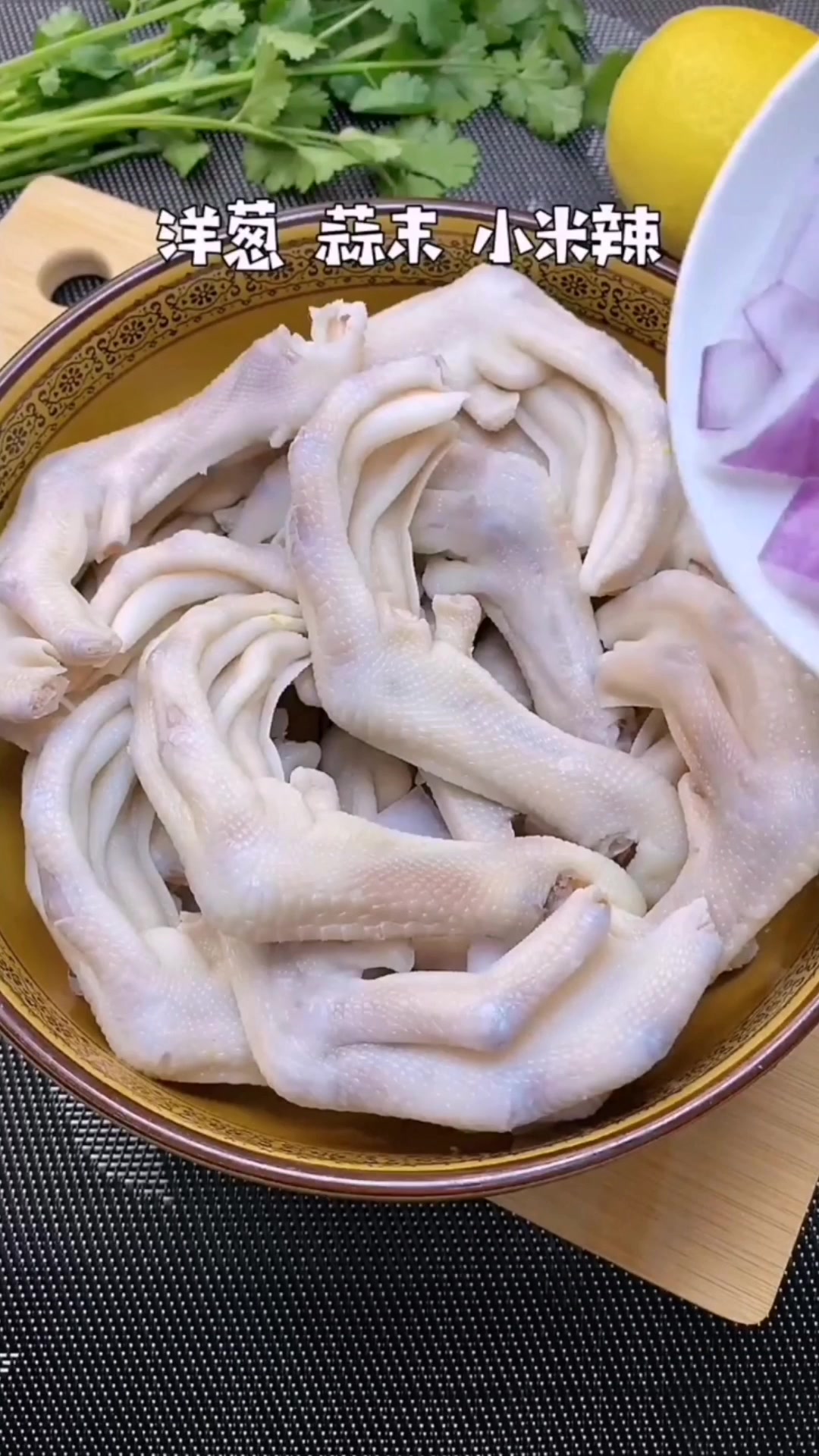 想吃酸辣爽口的泡鸭爪吗?在家就能做,方法很简单又好吃