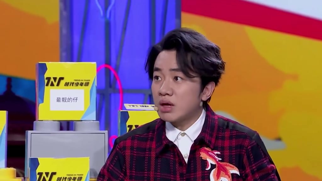 今晚#接招吧前辈#节目中,向@王祖蓝Wong @宋亚轩_时代少年团 献上我的膝盖两个人的口