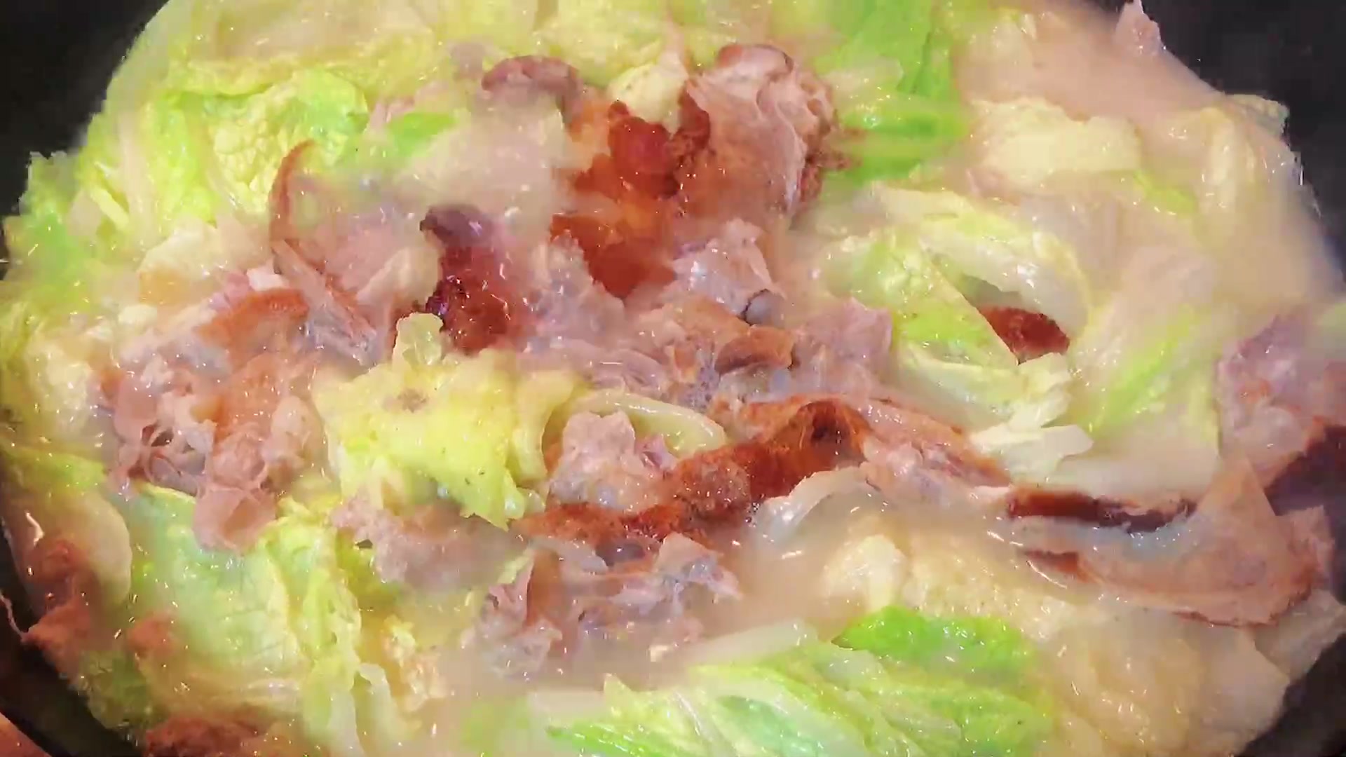 烤鸭拆骨肉熬大白菜叶,深夜的暖心料理,舒坦……[爱你][爱你][爱你]#最牛新春美食# 