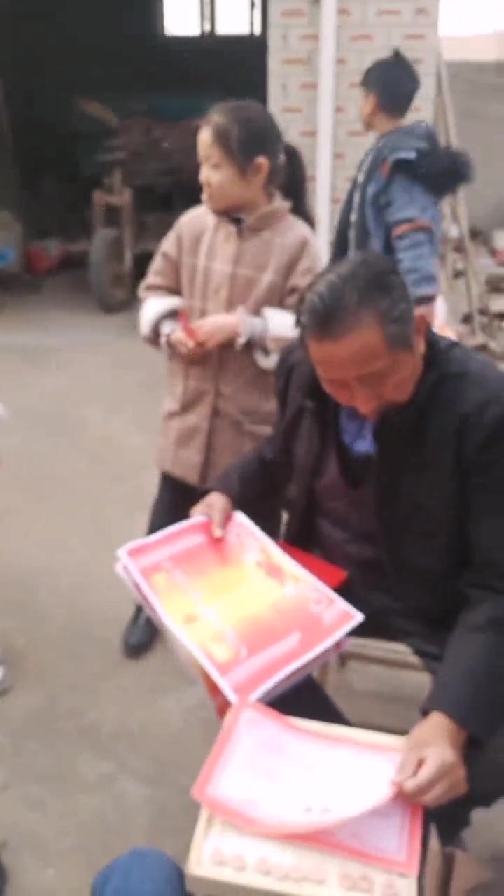 河南新乡 退休教师给15个孙辈发年终奖:凭奖状领取,审核奖状一丝不苟