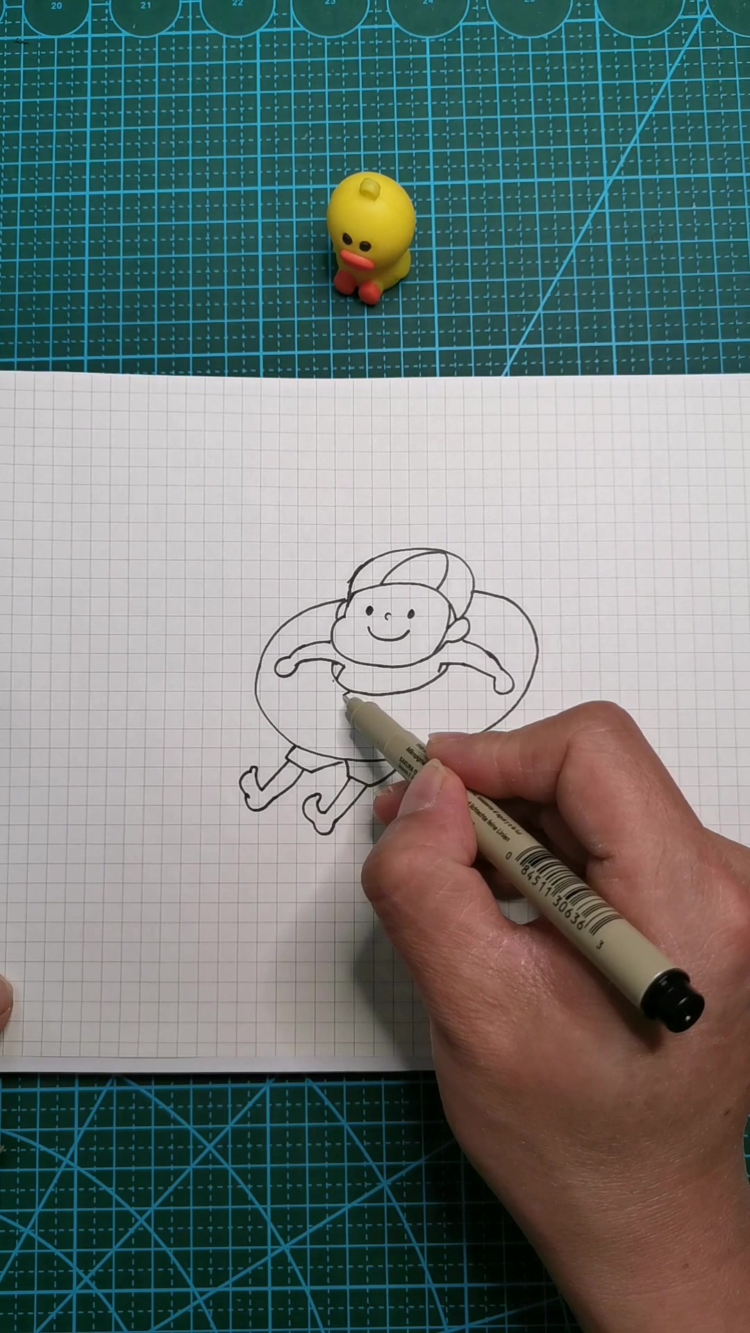 如何画套着游泳圈游泳的小男孩?