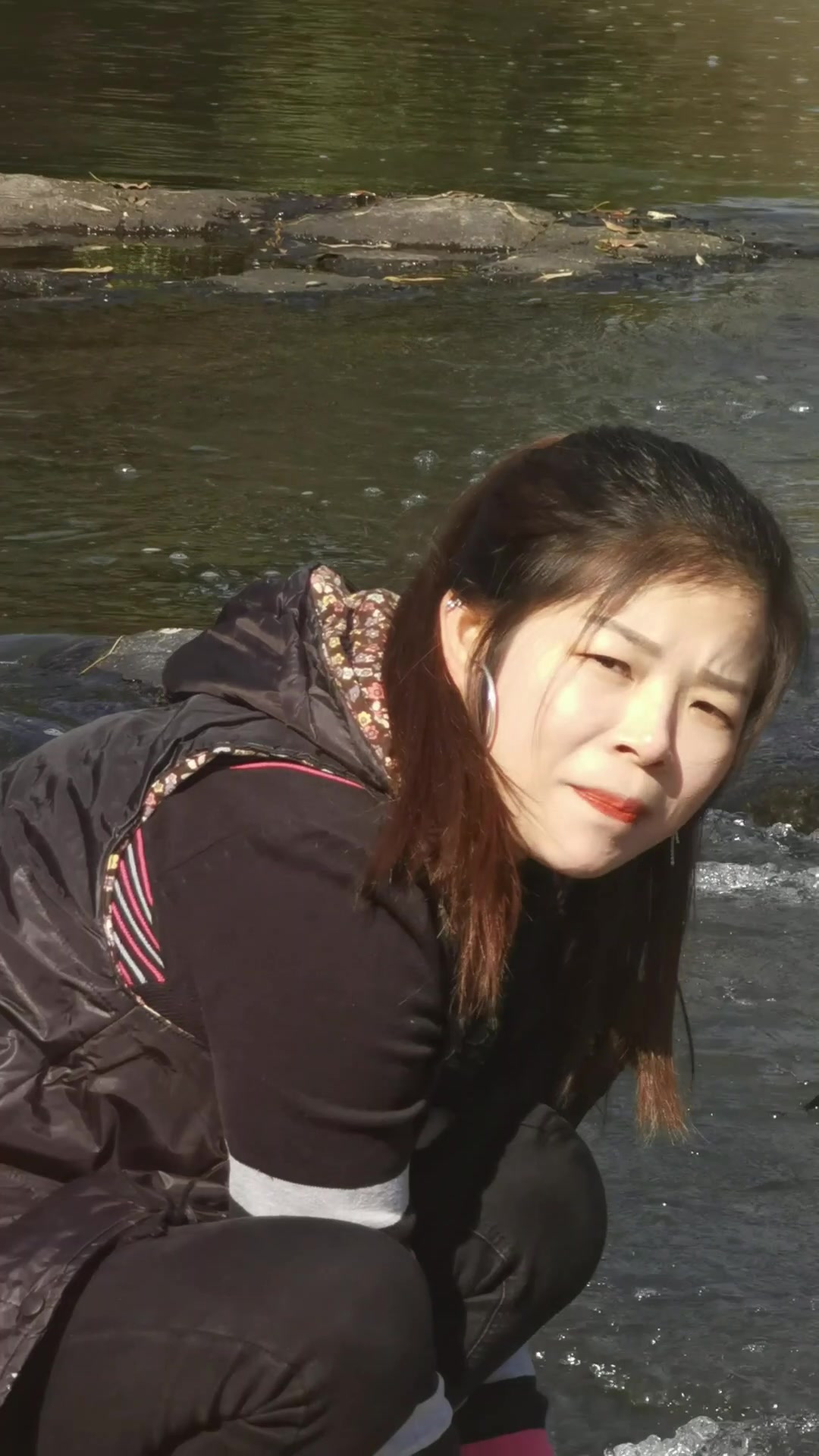 风和日丽,去河边抓鱼的一幕