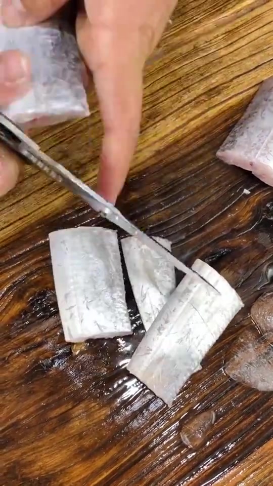 刚刚上岸的新鲜带鱼,给大家分享清蒸带鱼的做法美食海鲜
