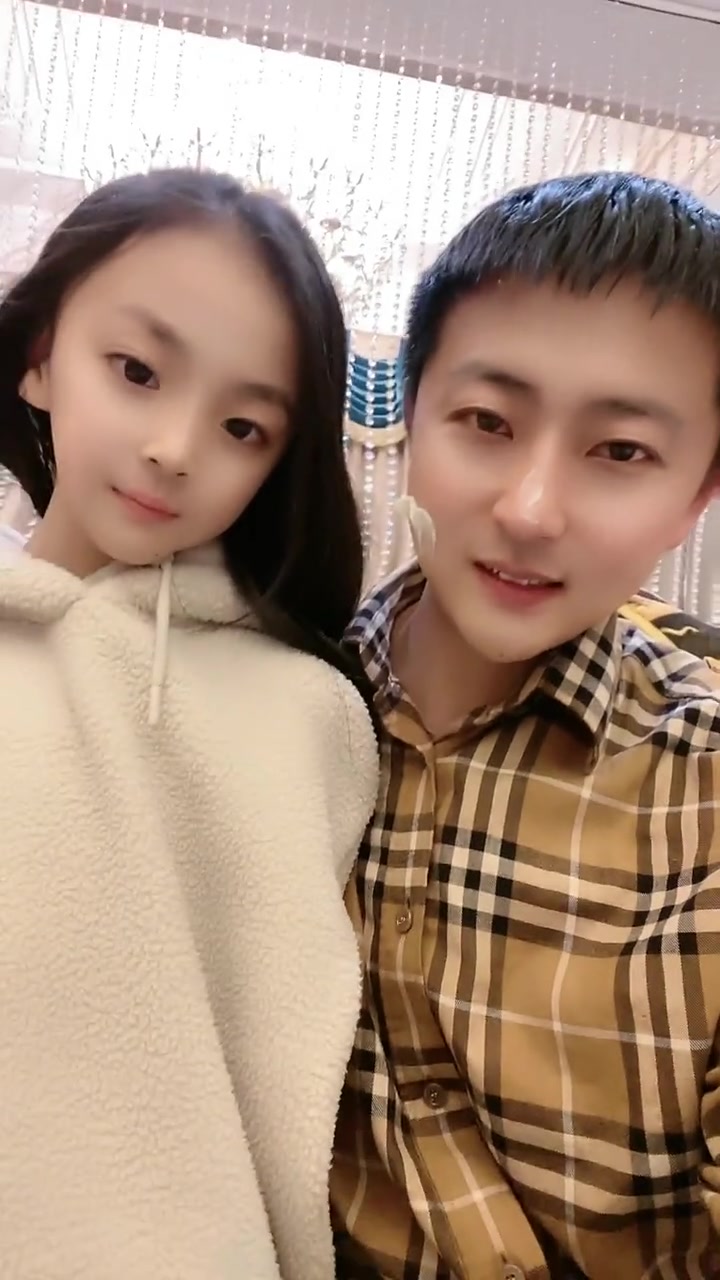 童模焱娃娃陪爸爸过生日,看这个生日蛋糕,就知道挺懂浪漫