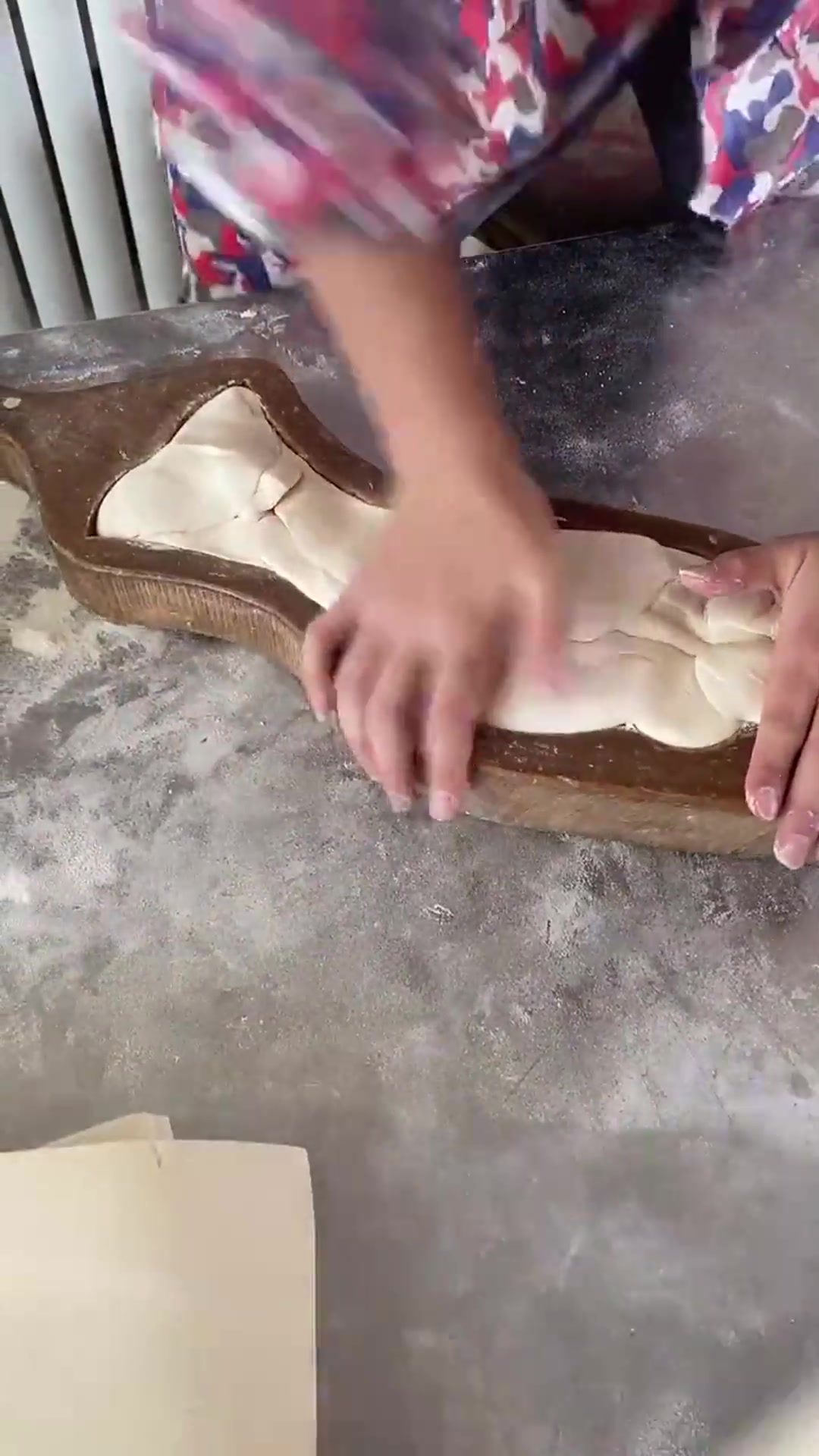 见识一下传统老手艺,面鱼制作模具,大妈的手法炉火纯青!