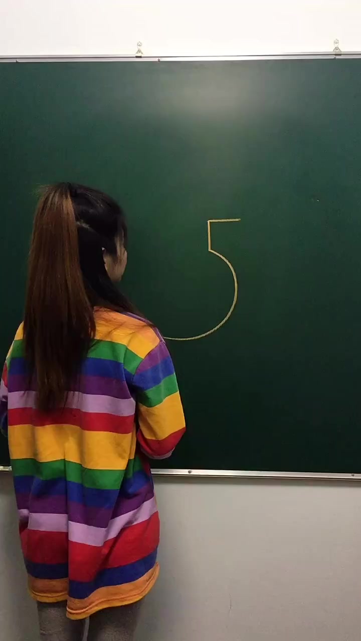 幼师用数字“5”画企鹅,不知道这样的技术,能不能做班主任
