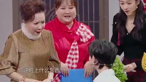 #王牌对王牌#丁程鑫在游戏环节的任务是偷吃奶油蛋糕,一边要提防着蔡明 ,一边小心翼翼地偷吃