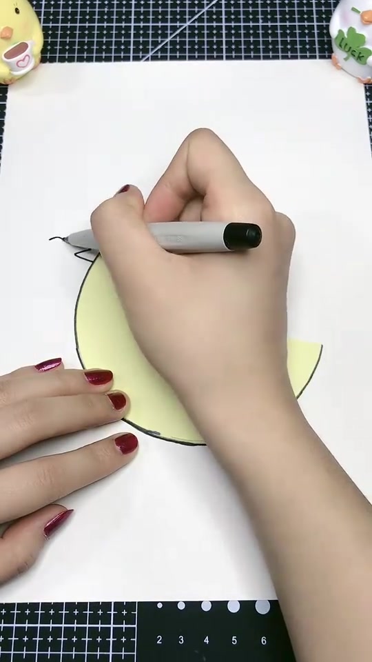 小鸡剪纸画,一边玩一边画