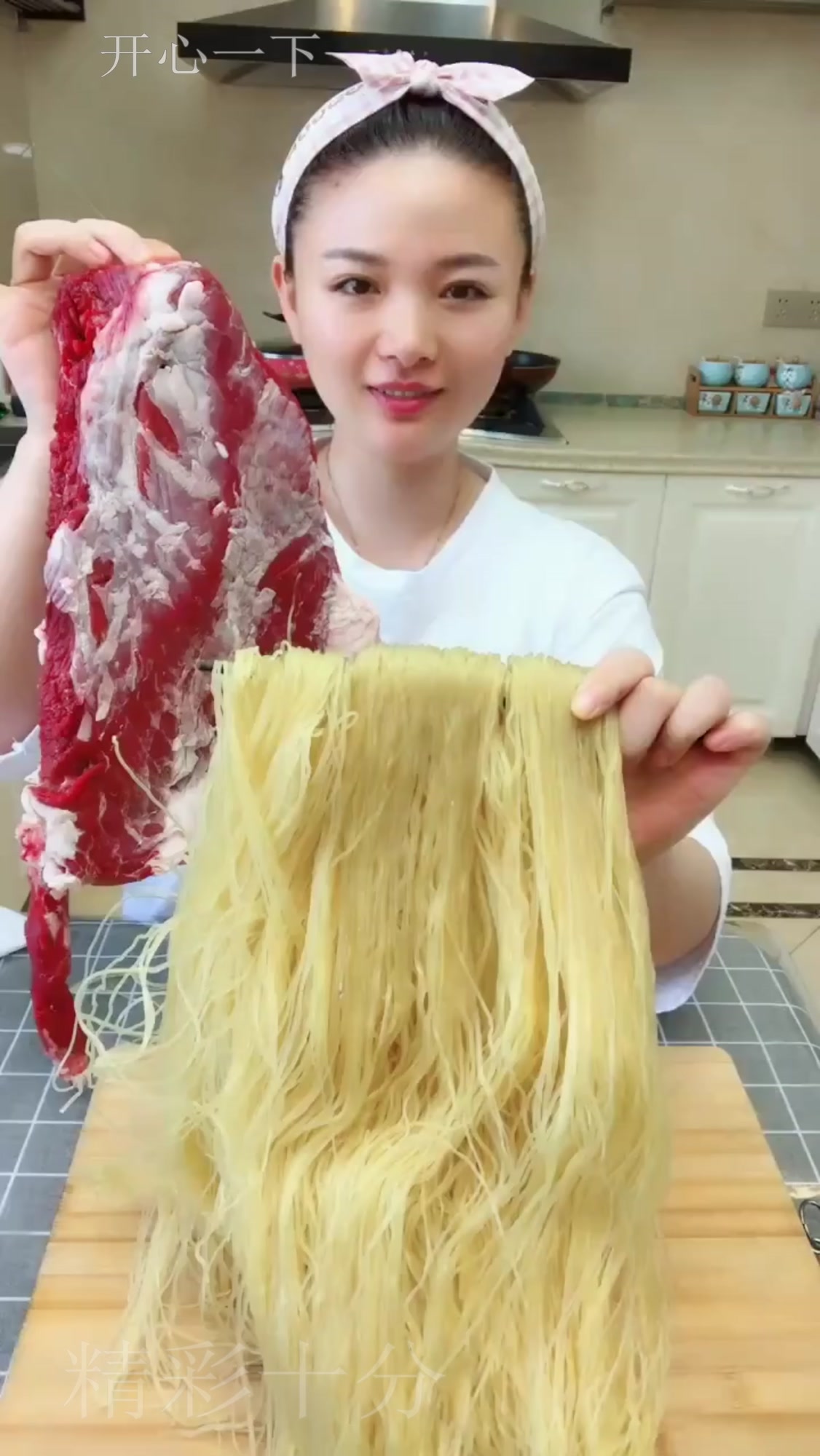 牛肉凉面浇上辣椒油,真的太诱人了,看着就想吃一碗