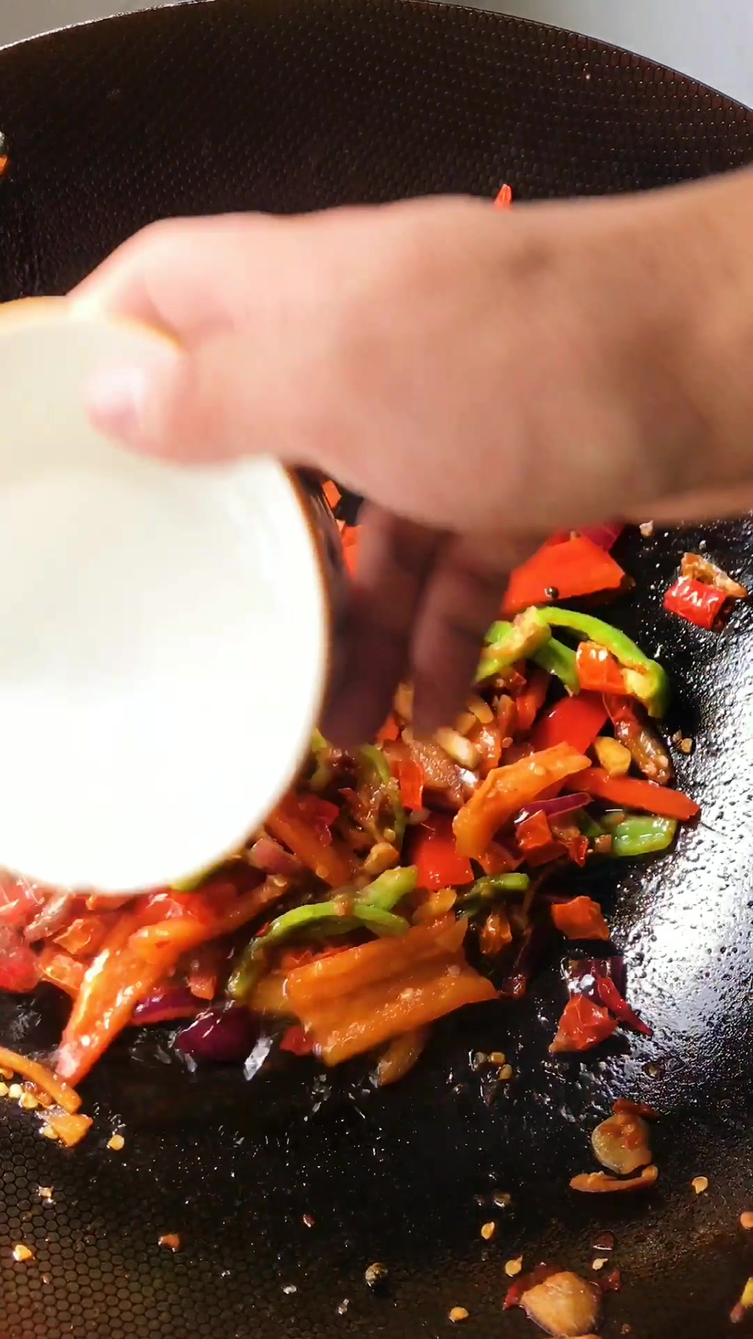 别再做干捞基围虾了,学着做这个油炸红烧基围虾,又香又好吃～