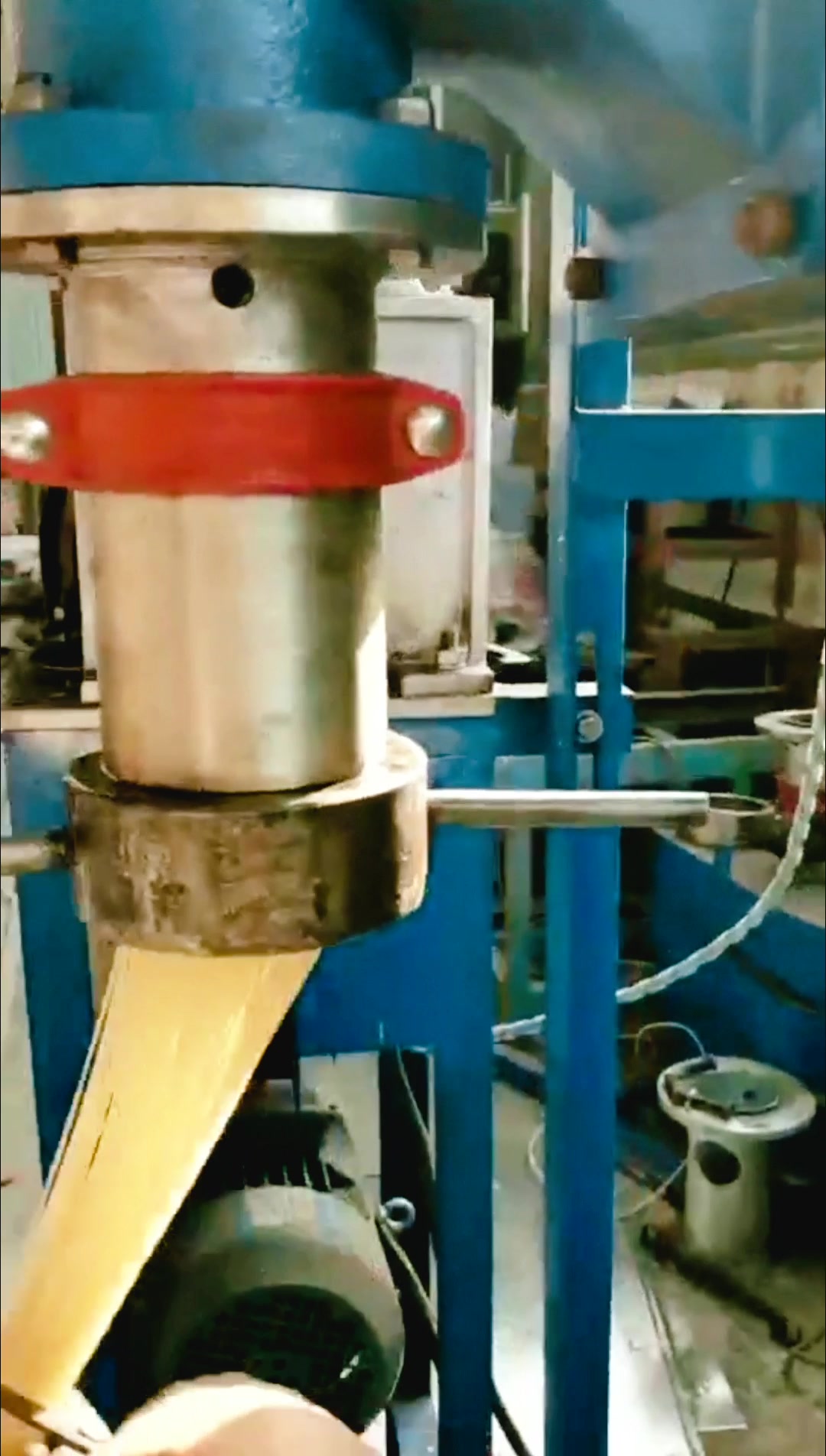 牛筋面麻辣条机做出来的非油炸面条 全自动牛筋面麻辣条机