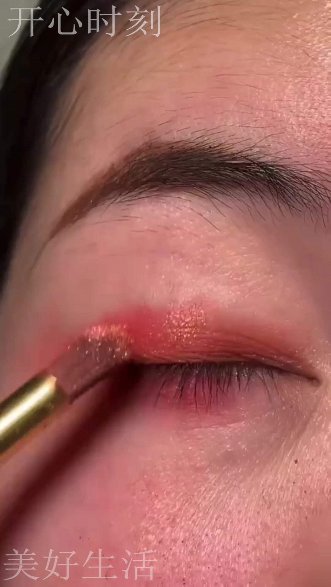 用牙签把单眼皮整成双眼皮,妹子下手也太狠了,真担心把自个戳瞎