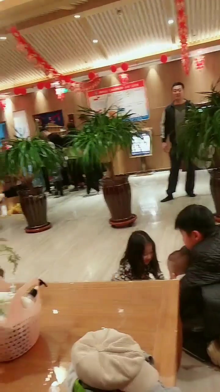 养鱼池汤泉  人真多