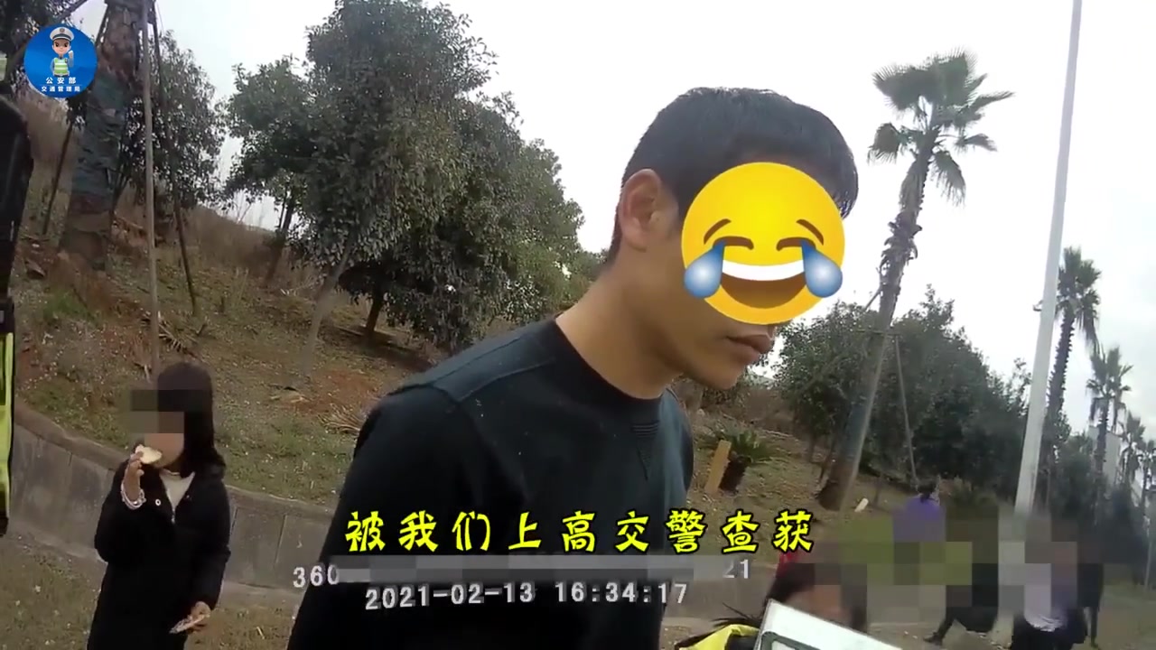【7座车载12人,司机:“走亲戚多带了几个人”】2月13日,江西宜春上高交警 大队民警在国