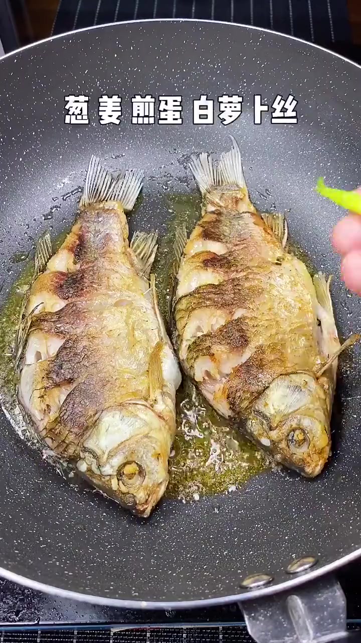 教您鲫鱼汤正宗做法,汤白味浓又营养,宴客必学!