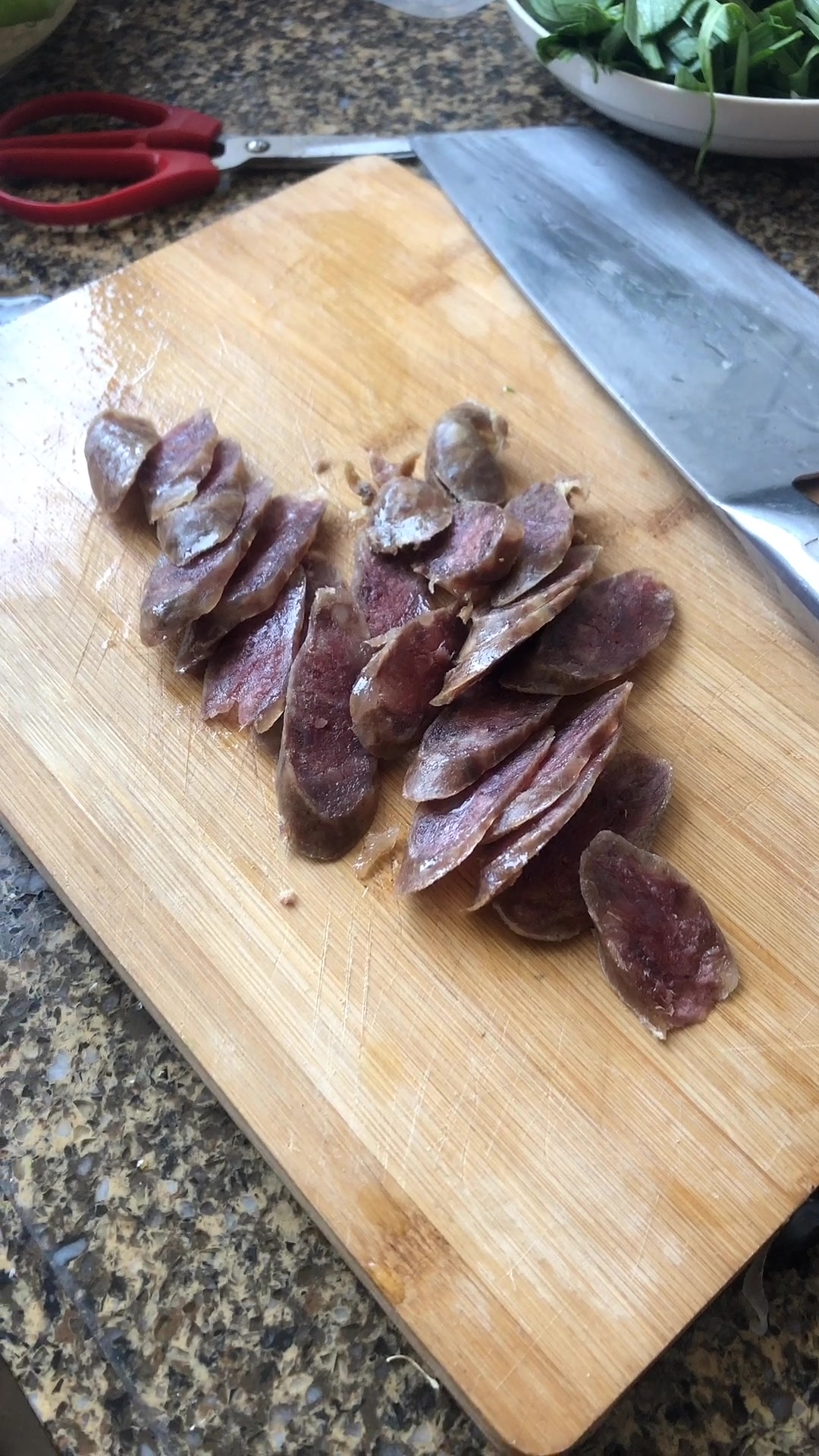 家常大蒜炒香肠的做法