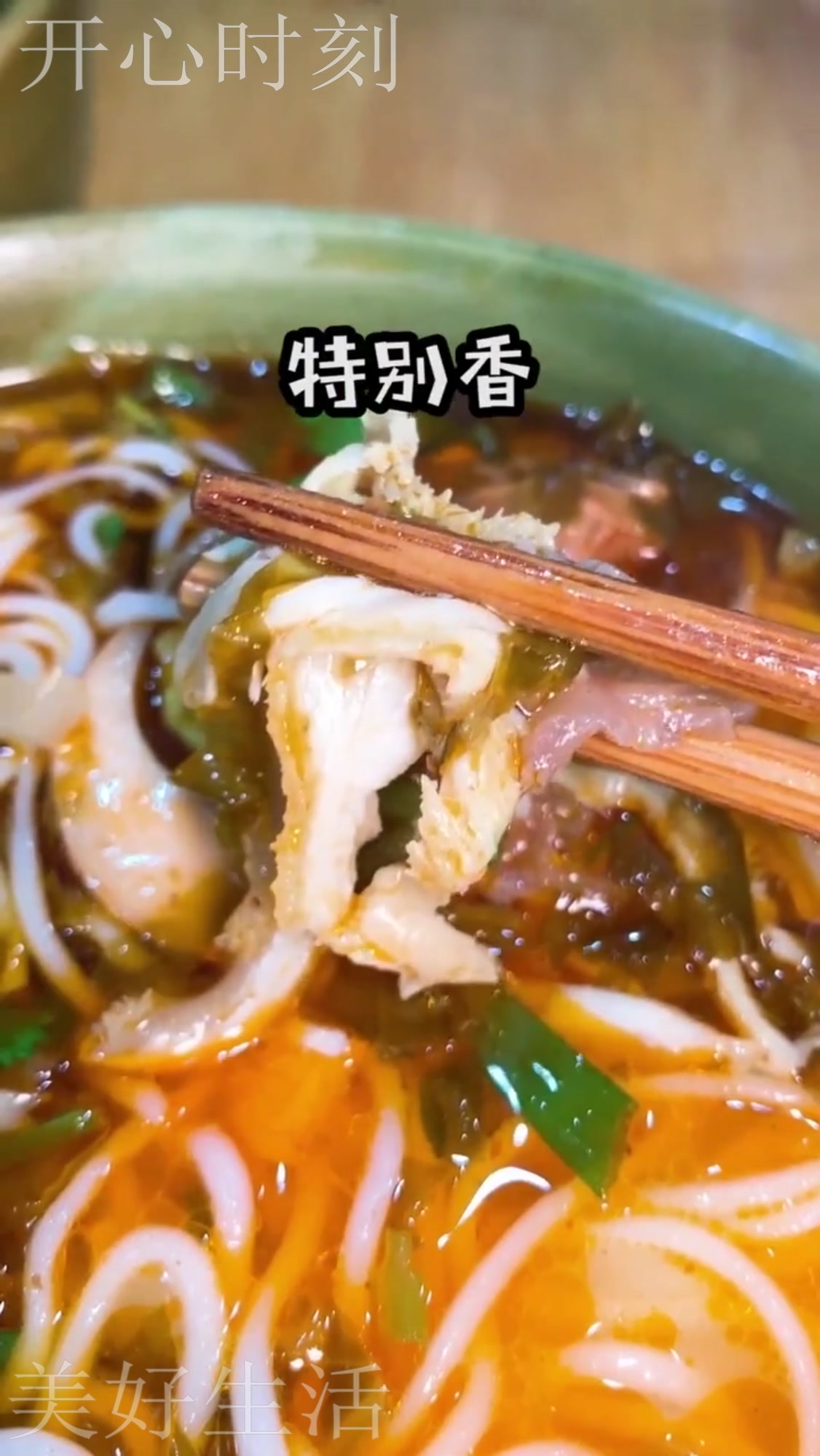 全成都最好吃的米线,招牌米线11元,炸鸡很香,连骨头都可以嚼