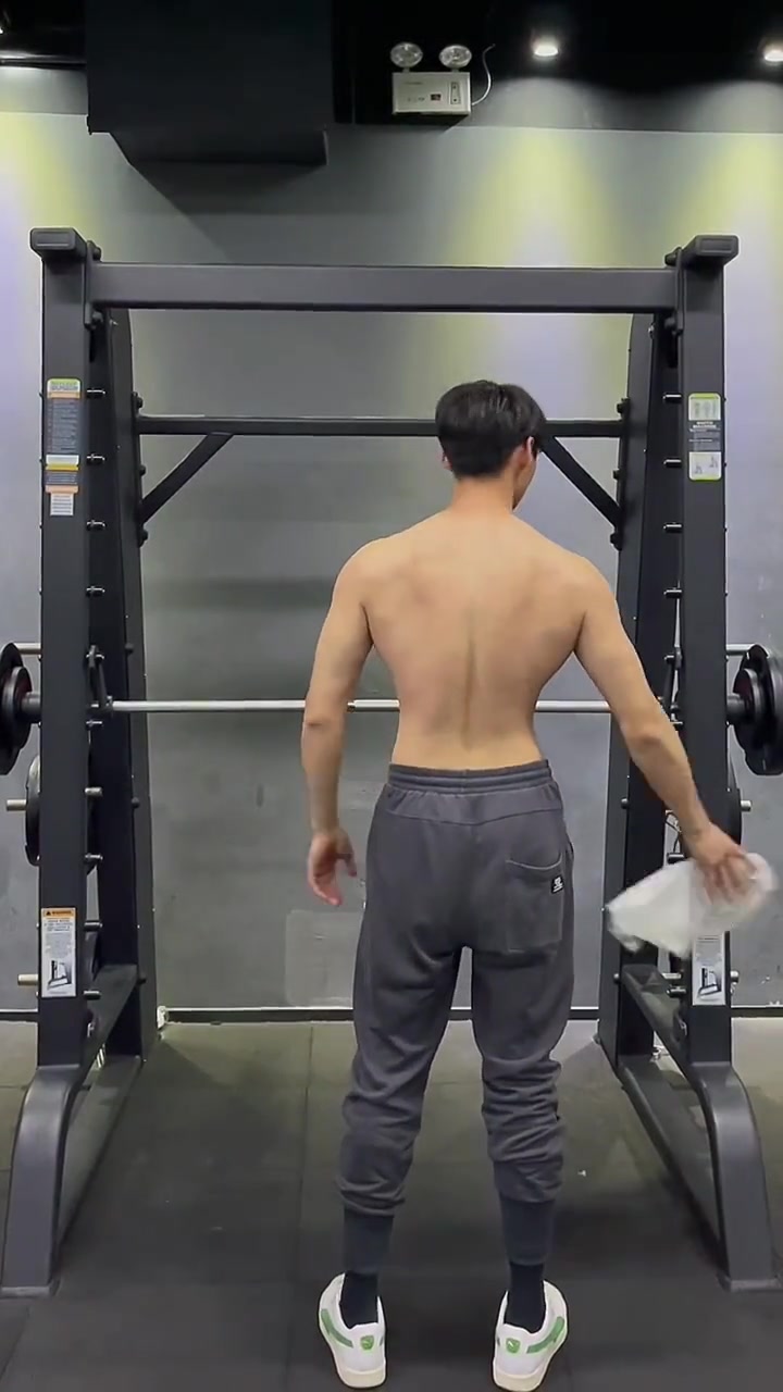 宽肩窄腰肌肉猛男帅哥