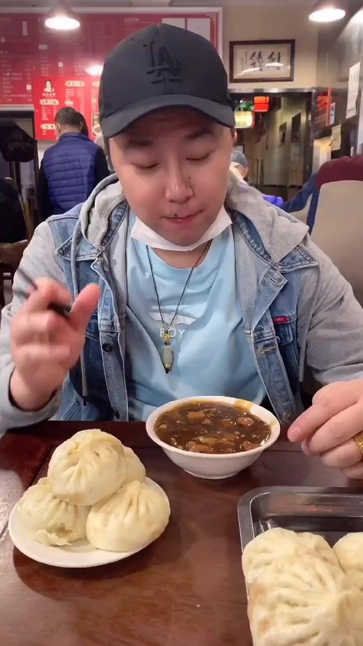 老北京大哥喜欢节俭,吃炒肝都用包子擦碗边,我们要多跟网红学