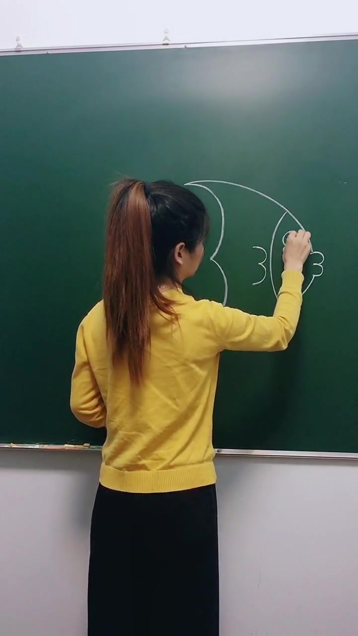 幼师在黑板上画鱼,用了这么多数字,这才是真正的技术!