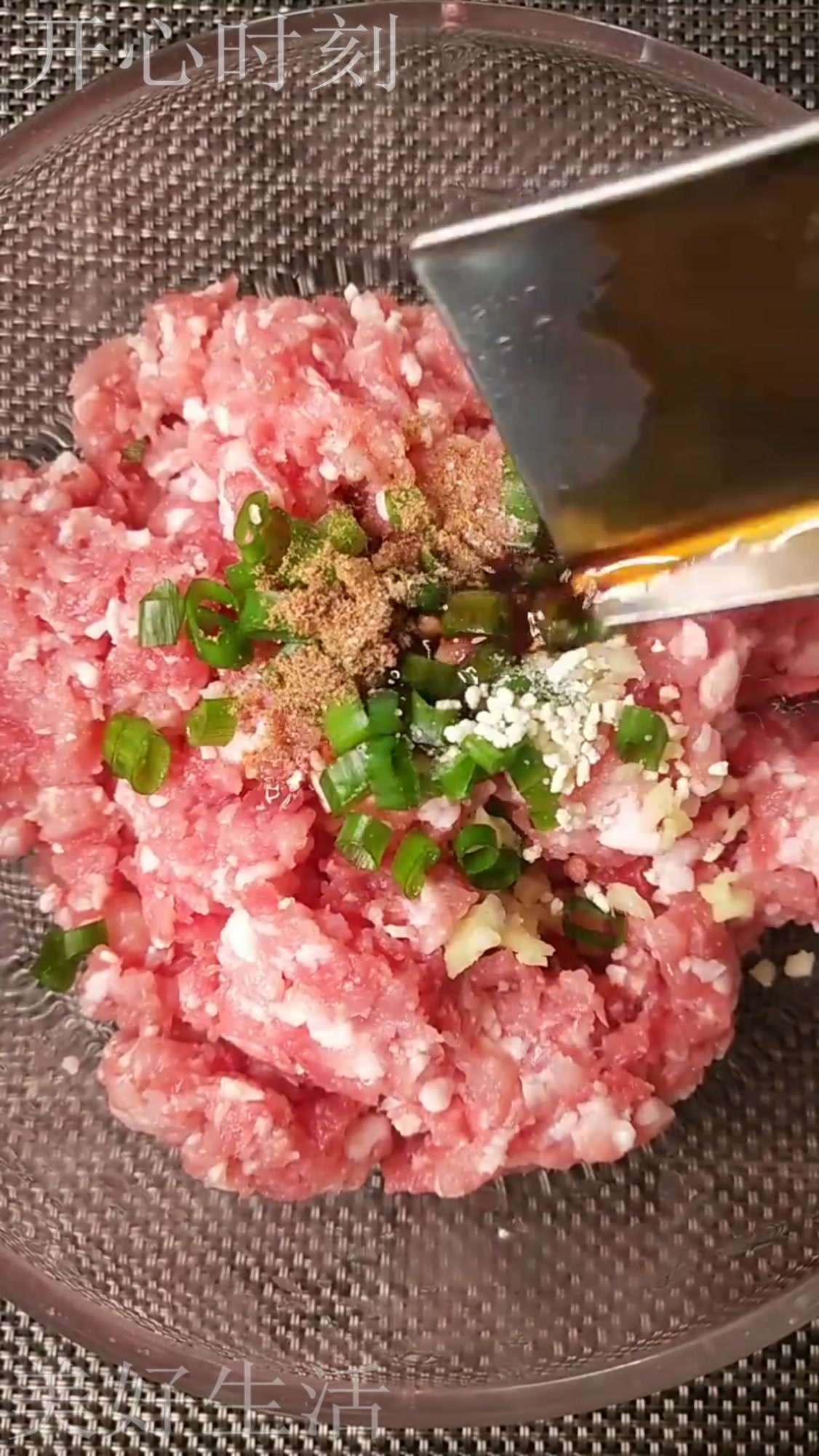 这道菜叫花开富贵,是用白菜和猪肉做成的,你有食欲吗