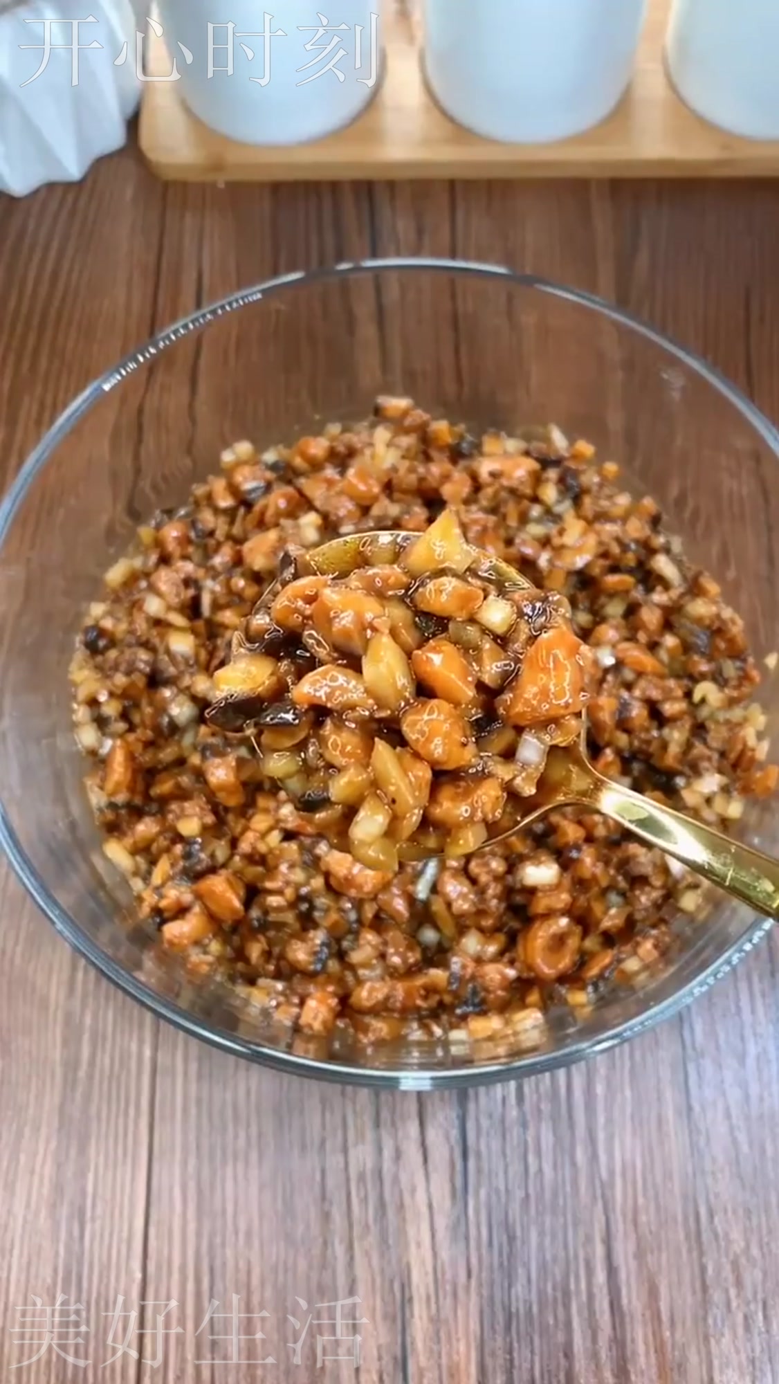 香菇馅的肉包子,皮薄馅多超好吃,吃起来口感清爽不油腻