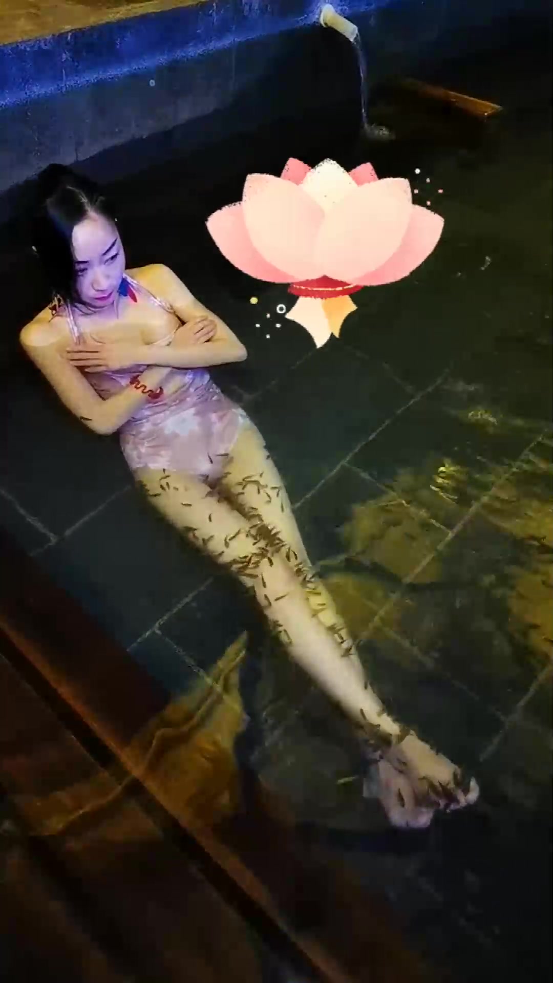 活了二十多年,第一次来做鱼疗,还有点不习惯!
