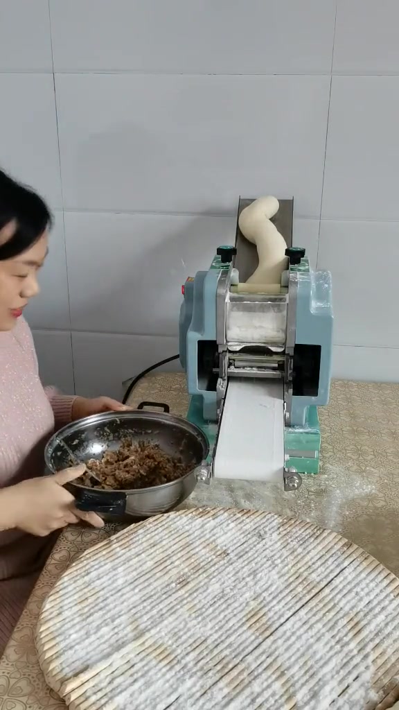 这是我花几万块买的包饺子机器,就工作这效率,多长时间能回本