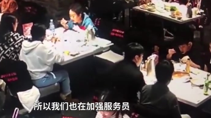 【建议少点菜被怼 餐厅服务员制止浪费获晋升】近日,北京一对情侣在火锅店就餐时执意加菜,不顾