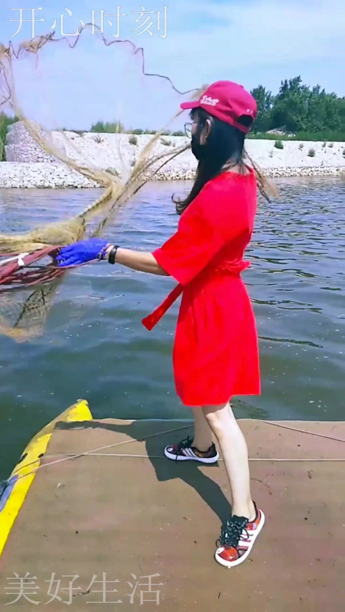 小姐姐撒网捕鱼,画面很唯美,网友,自叹不如!