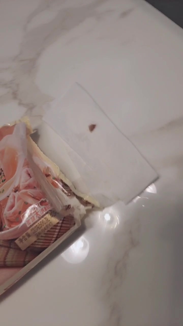 吃某品牌猪肉荠菜大馄饨吃出块骨头来。