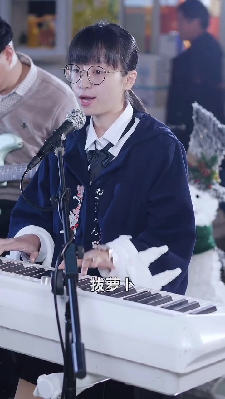 甜美小姐姐街头唱歌,优美的歌声太动听,回味悠长!