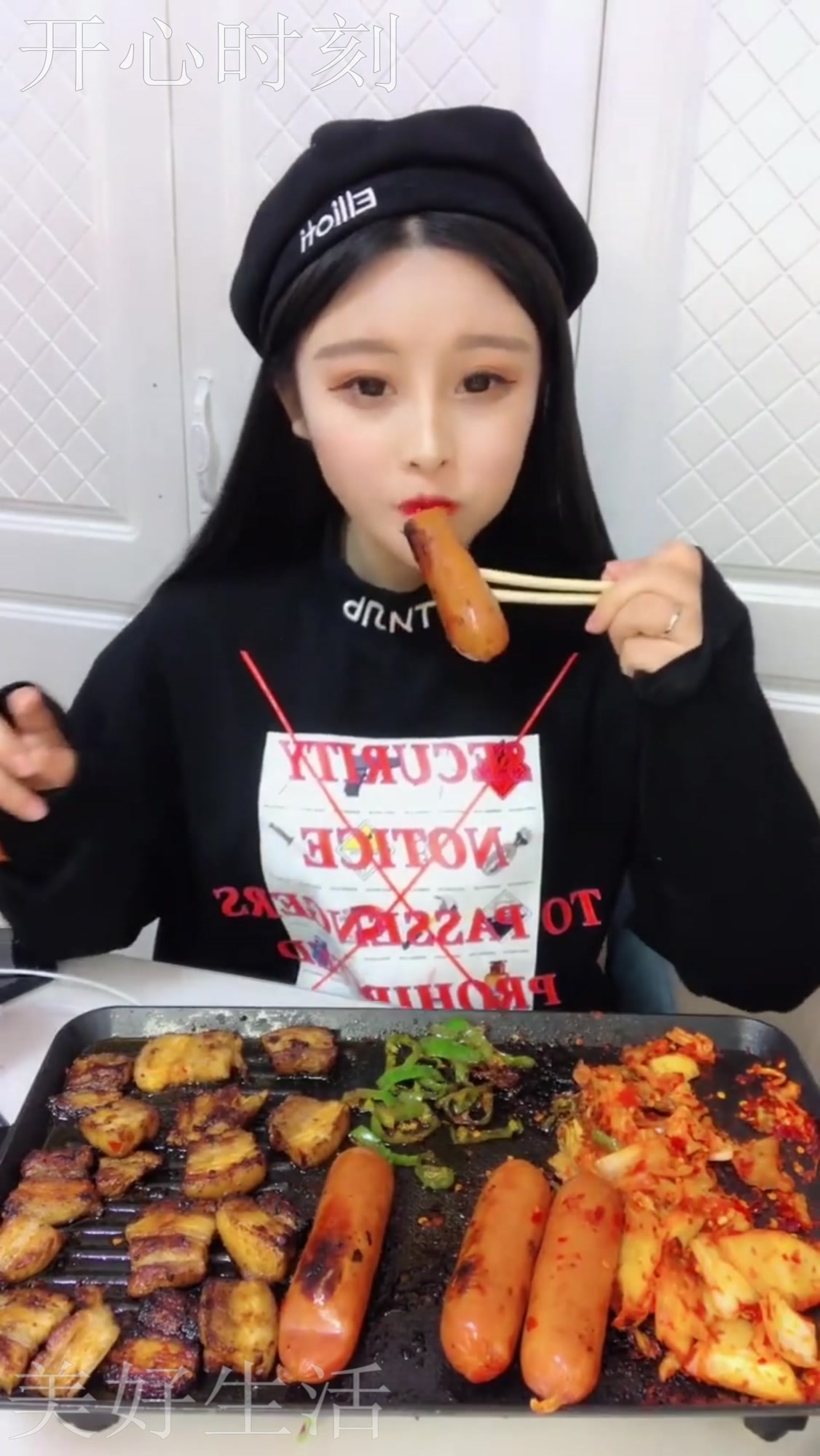 在家做的烤肉,买的五花肉切成片,烤配着五花肉嘎嘎好吃
