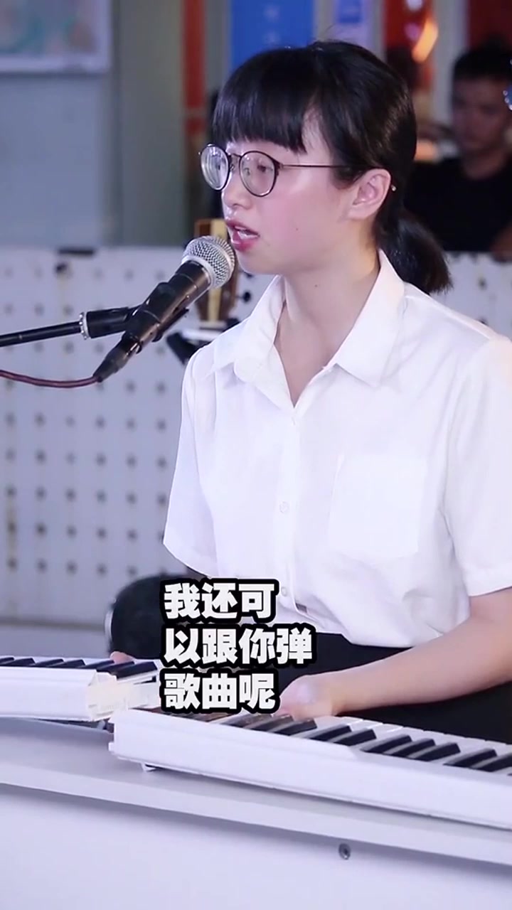 街头巧遇小鸭子姐姐,现场版简直唱绝了,差点忘记回去了!