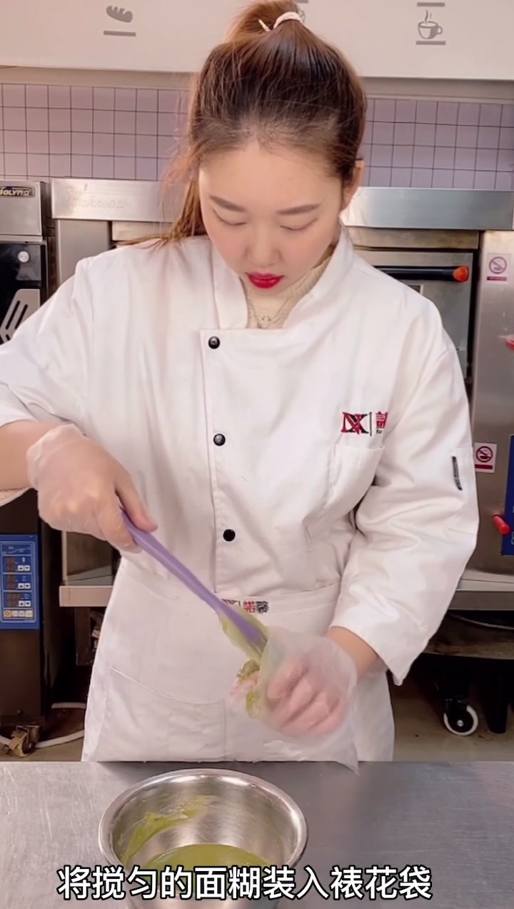 玛德琳蛋糕是一种法国风味的小甜点,又叫贝壳蛋糕。