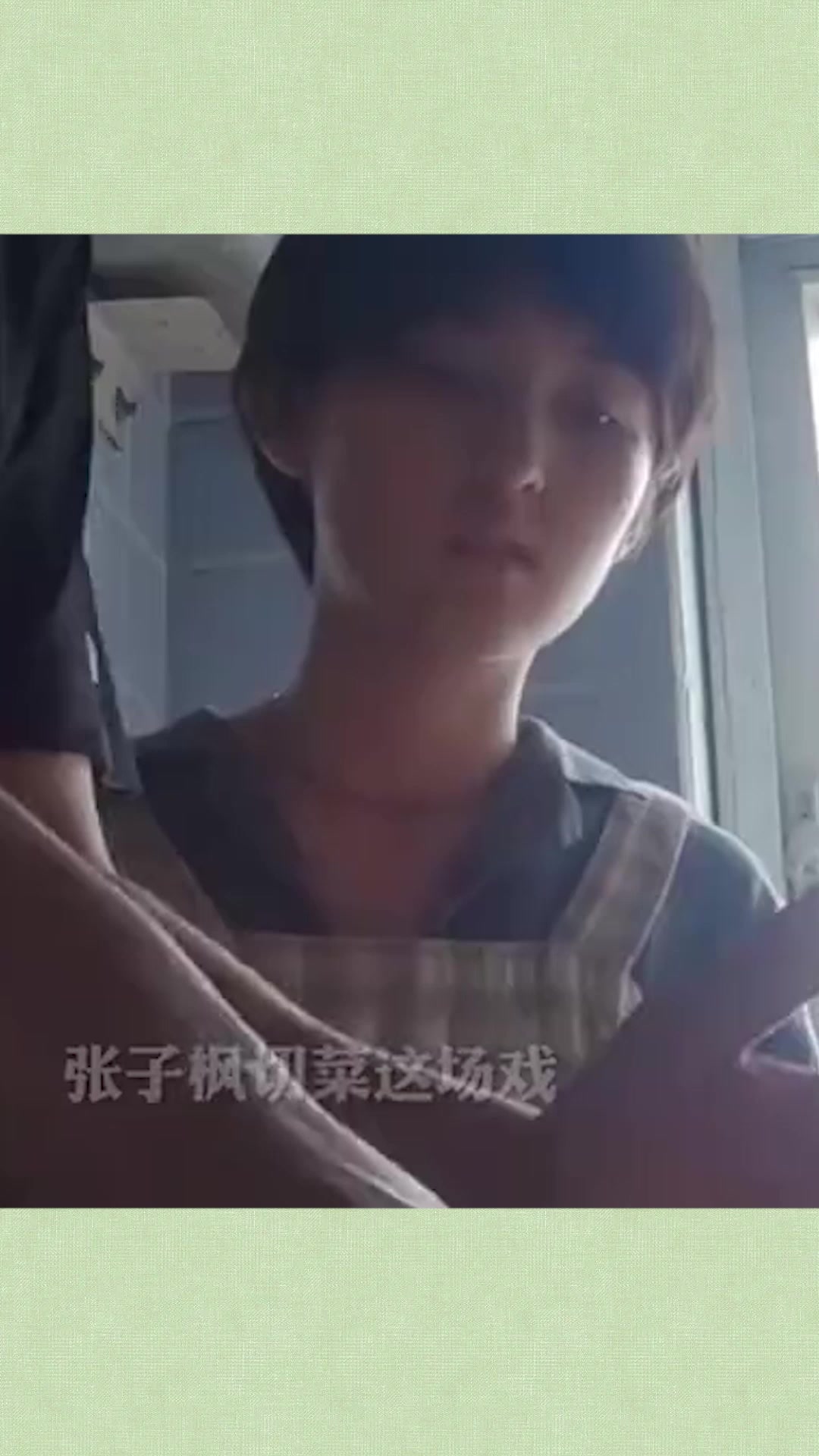 张子枫拍戏切伤手指,等到导演喊完cut才说出来,好心疼妹妹啊!