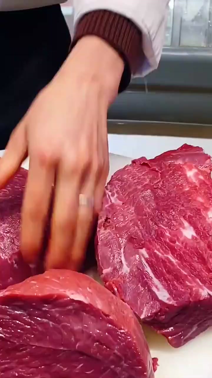 原来火锅店里的牛肉,是这样切出来的,卖得贵全是人工费!