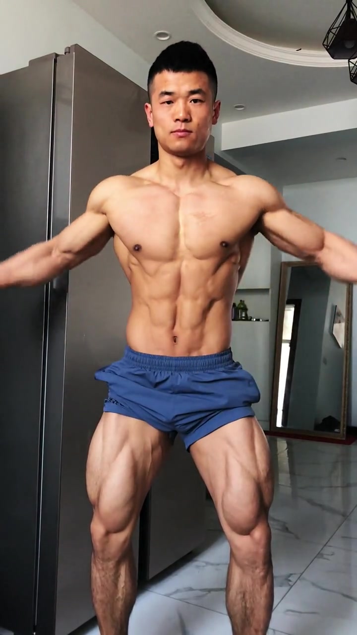 肌肉男:精壮有力的肌肉男,有着抢眼的胸肌和巧克力腹肌